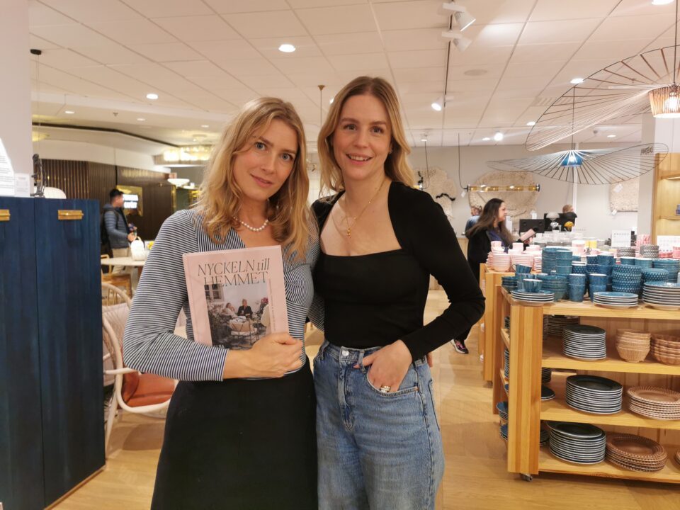 Elsa Billgren och Sofia Wood med boken nyckel till hemmet på NK